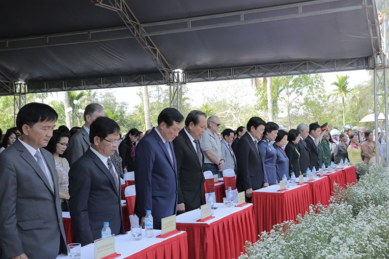 Phó Thủ tướng Thường trực dự Lễ tưởng niệm 50 năm đồng bào Sơn Mỹ bị sát hại - ảnh 1
